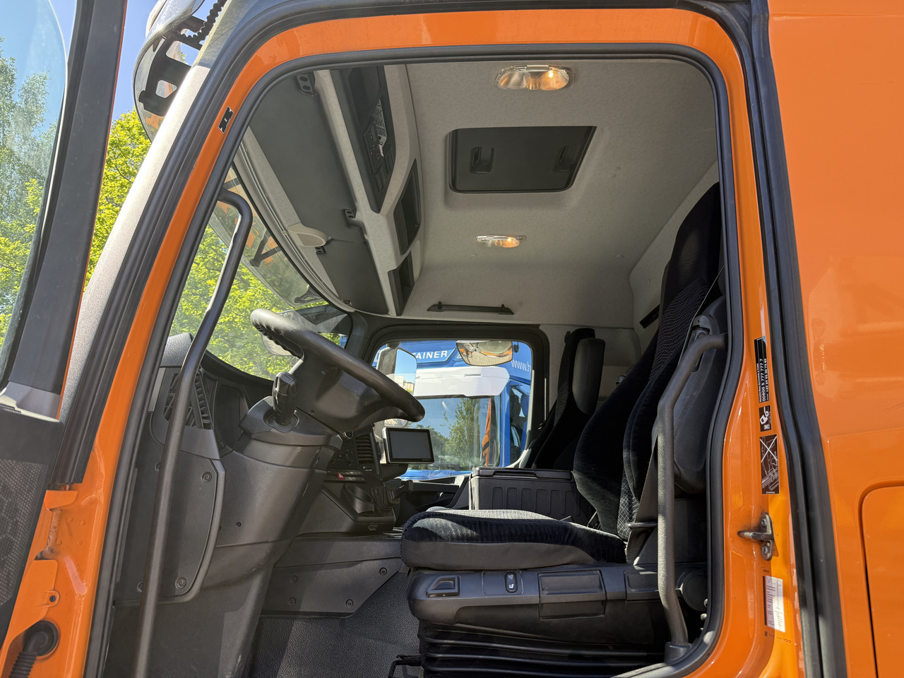 Mercedes-Benz Actros 1827 Kran Palfinger PK 9002 - Camión lona, Camión grúa: foto 4 Mercedes-Benz Actros 1827 Kran Palfinger PK 9002 - Camión lona, Camión grúa: foto 4