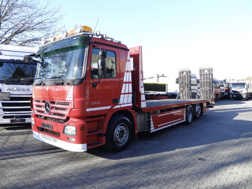 Mercedes-Benz Actros 2541 6X2 Maschinentransporter - Camión caja abierta: foto 1 Mercedes-Benz Actros 2541 6X2 Maschinentransporter - Camión caja abierta: foto 1