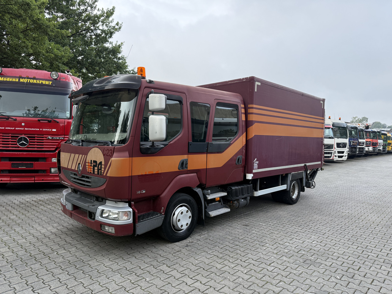 Renault Midlum 180.10 DoKa - Camión caja cerrada: foto 1 Renault Midlum 180.10 DoKa - Camión caja cerrada: foto 1