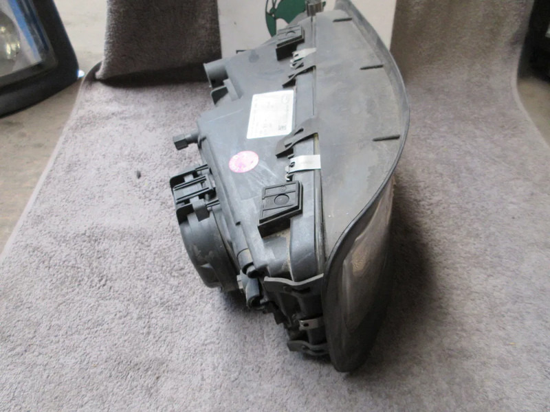 MAN 81.25101-6550 KOPLAMP RECHTS TGA TGL TGM EURO 3 - Faro delantero para Camión: foto 2 MAN 81.25101-6550 KOPLAMP RECHTS TGA TGL TGM EURO 3 - Faro delantero para Camión: foto 2