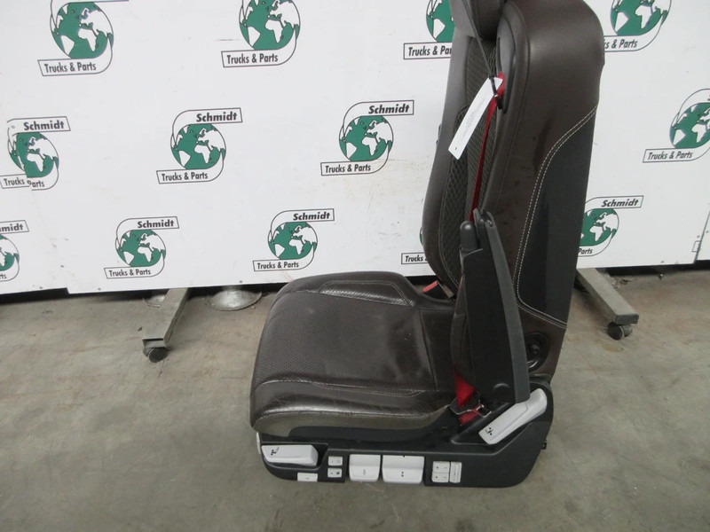 Renault 7484561374 BESTUURDERSTOEL T 520 EURO 6 - Asiento para Camión: foto 3 Renault 7484561374 BESTUURDERSTOEL T 520 EURO 6 - Asiento para Camión: foto 3