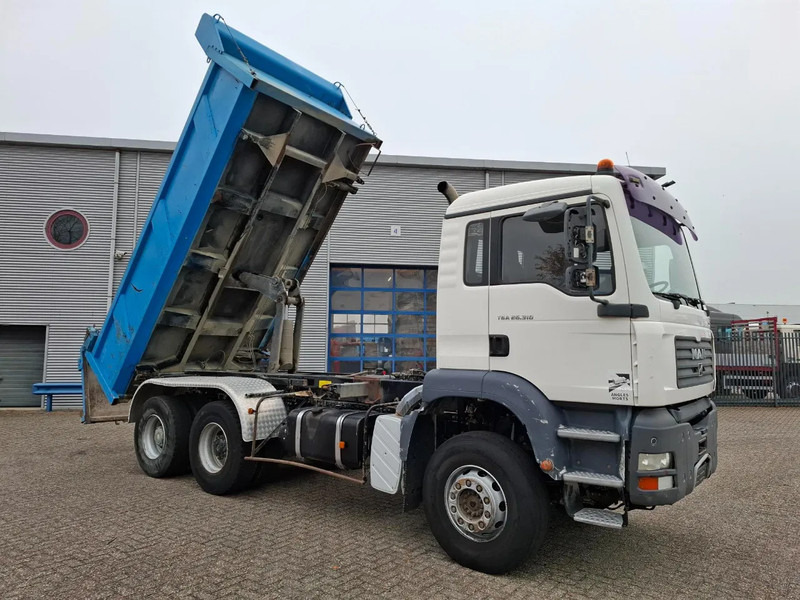 MAN TGA 26.310 / 6X4 / 2XBIG AXLE / 2SIDE TIPPER / ONLY:545423 KM / TUV:06-05-2026 / FULL-STEEL / AIRCO / MANUAL / EURO-4 / 2005 - Camión volquete: foto 5 MAN TGA 26.310 / 6X4 / 2XBIG AXLE / 2SIDE TIPPER / ONLY:545423 KM / TUV:06-05-2026 / FULL-STEEL / AIRCO / MANUAL / EURO-4 / 2005 - Camión volquete: foto 5
