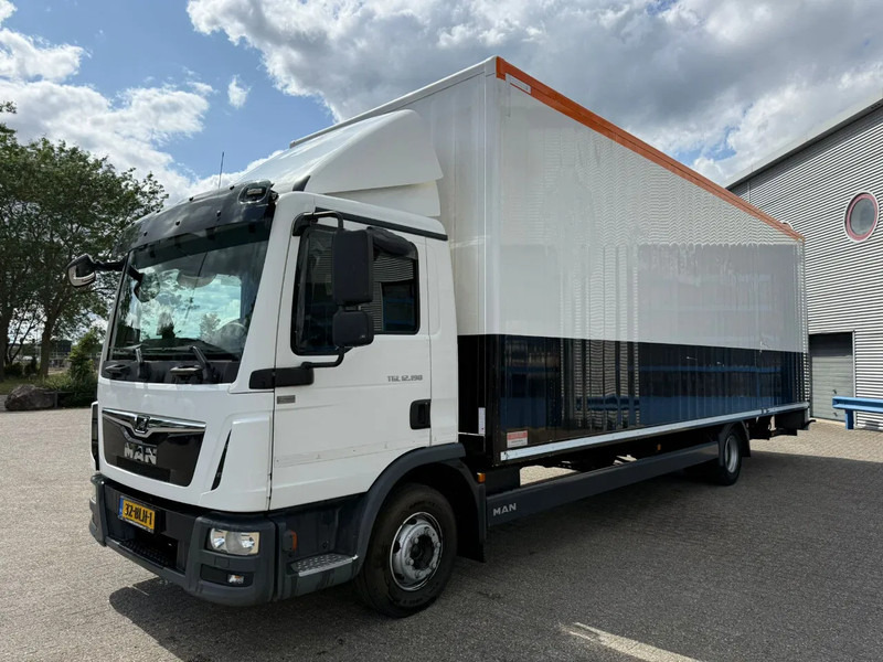 MAN TGL12.190 / NL TRUCK / ONLY:532353 KM / TUV:30-08-2025 / PLATFORM 1500KG / AIRCO / AUTOMATIC / EURO-6 / 2018 - Camión caja cerrada: foto 1 MAN TGL12.190 / NL TRUCK / ONLY:532353 KM / TUV:30-08-2025 / PLATFORM 1500KG / AIRCO / AUTOMATIC / EURO-6 / 2018 - Camión caja cerrada: foto 1