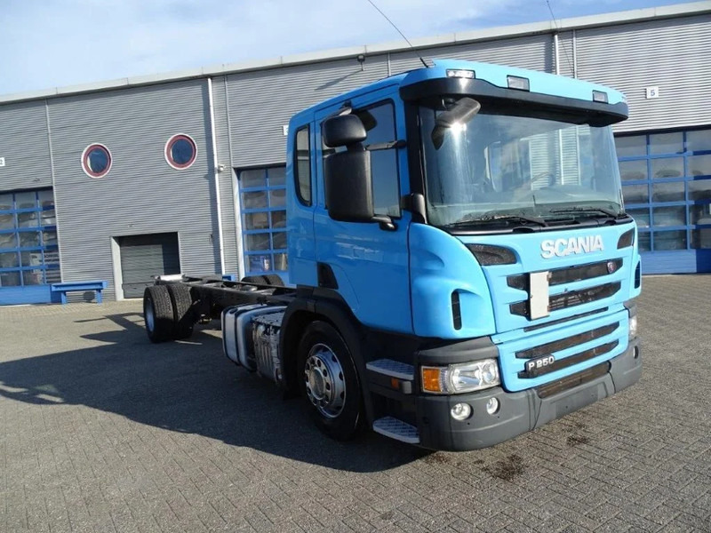 Scania P250 / AUTOMATIC / ONLY 155351 DKM / GOOD STATE / WB 5900 CM / FULL AIR / NAVI / EURO-6 / 2014 - Camión chasis: foto 2 Scania P250 / AUTOMATIC / ONLY 155351 DKM / GOOD STATE / WB 5900 CM / FULL AIR / NAVI / EURO-6 / 2014 - Camión chasis: foto 2