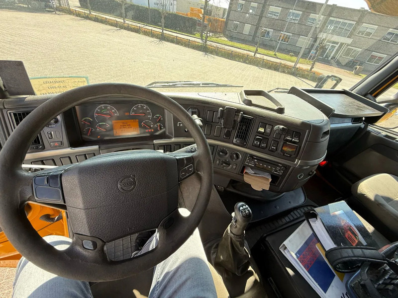 Foto del interior 1: Camión grúa Volvo FH12-420 / CRANE AMCO VEBA V8204S / REMOTE / XENON / AIRCO / ANALOGE TACHO / MANUAL / EURO-3 / 2003