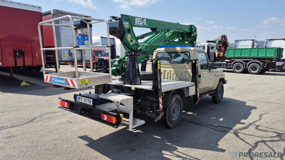 TOYOTA LAND CRUISER 79 montážní plošina - Camión con plataforma elevadora: foto 4 TOYOTA LAND CRUISER 79 montážní plošina - Camión con plataforma elevadora: foto 4