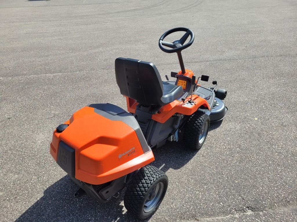 Åkgräsklippare Husqvarna Rider R111B - Maquinaria de jardinería: foto 4 Åkgräsklippare Husqvarna Rider R111B - Maquinaria de jardinería: foto 4
