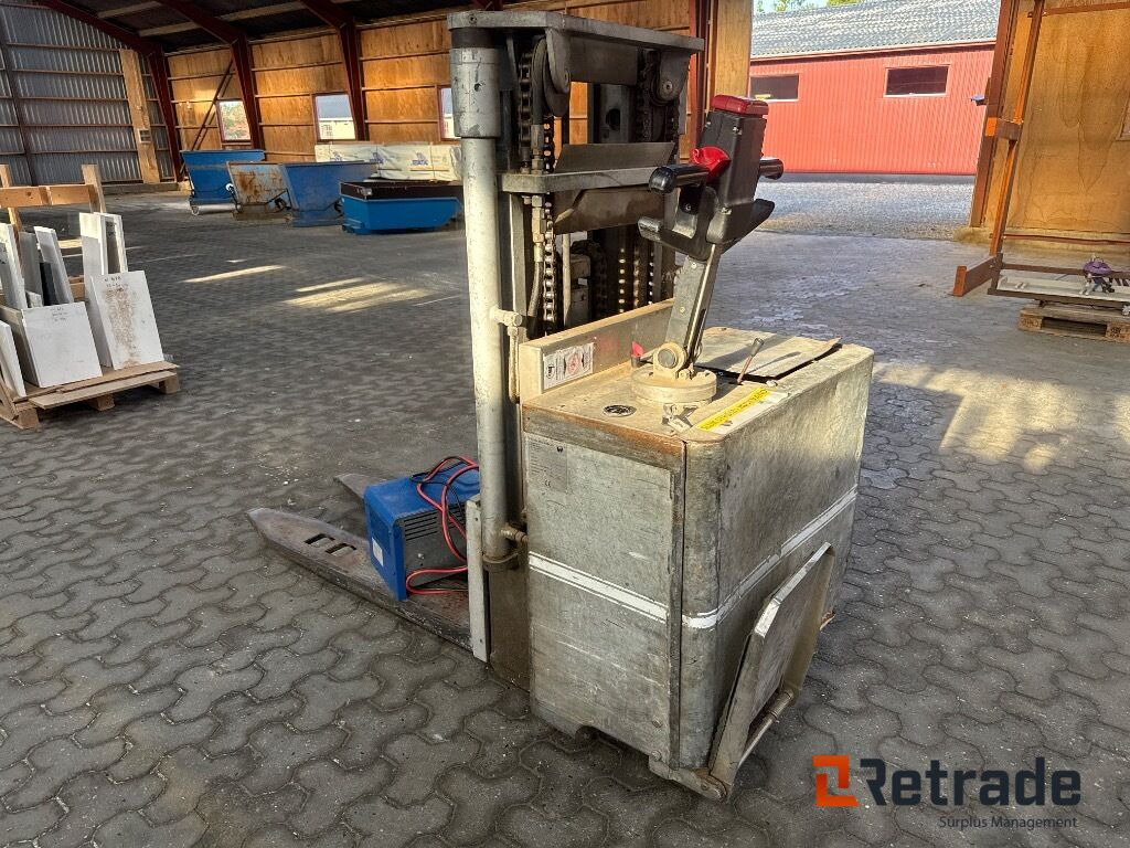 El-stabler Toyota SBE/S1500 - Maquinaria industrial: foto 4 El-stabler Toyota SBE/S1500 - Maquinaria industrial: foto 4