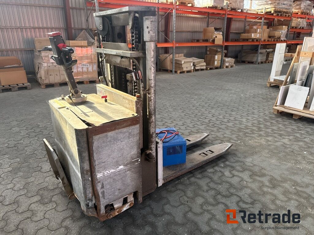 El-stabler Toyota SBE/S1500 - Maquinaria industrial: foto 3 El-stabler Toyota SBE/S1500 - Maquinaria industrial: foto 3