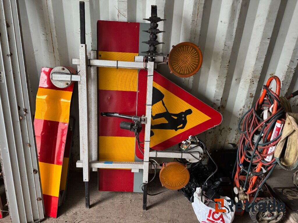 Takskylt med elhydraulisk resning - Equipo de construcción: foto 1 Takskylt med elhydraulisk resning - Equipo de construcción: foto 1