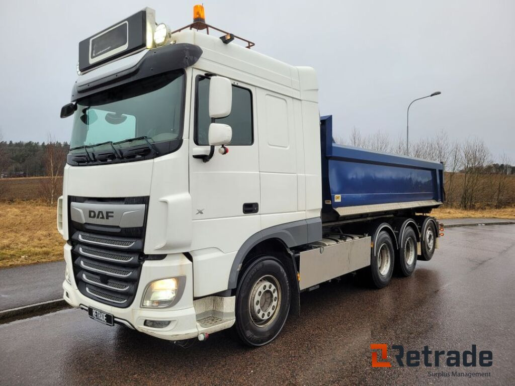 Camión volquete Tridem lastväxlare med flak Daf XF530 FAW Euro 6, låga mil -2022: foto 1