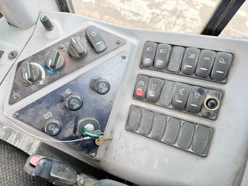 Grader Volvo G970 - 5.5 Meter Blade / EPA Certified: foto 11