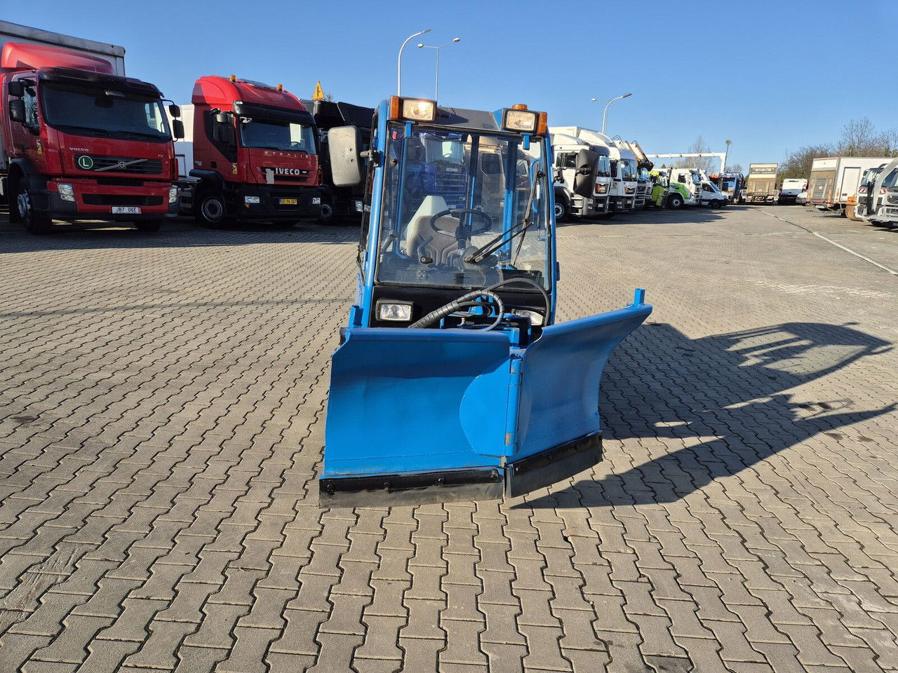 HOLDER C245 4WD / Tool carrier / Snow plow / PTO Front AN D Rear / 4X4 / - Tractor municipal: foto 4 HOLDER C245 4WD / Tool carrier / Snow plow / PTO Front AN D Rear / 4X4 / - Tractor municipal: foto 4