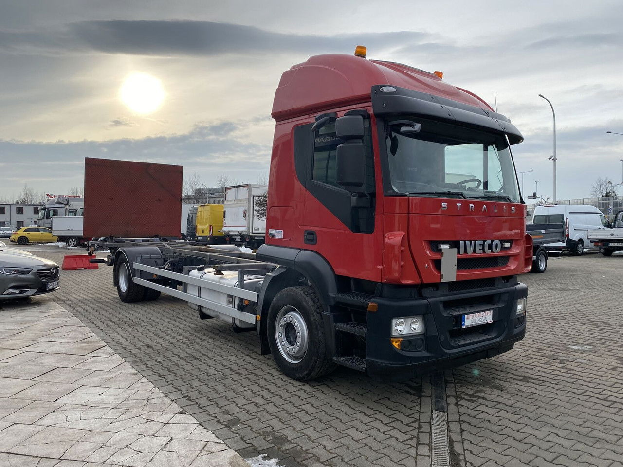 IVECO Stralis 360 AT 190 / Euro 5 / NEW Service / Long Frame - Camión chasis: foto 2 IVECO Stralis 360 AT 190 / Euro 5 / NEW Service / Long Frame - Camión chasis: foto 2