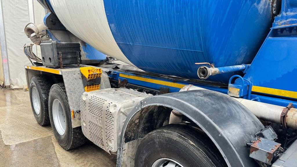 Iveco Trakker AD340TB45 8x4 mixer 9m3 - Camión hormigonera: foto 4 Iveco Trakker AD340TB45 8x4 mixer 9m3 - Camión hormigonera: foto 4