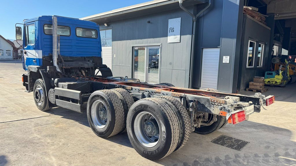 MAN 25.272 6x4 chassis- complete spring - Camión chasis: foto 4 MAN 25.272 6x4 chassis- complete spring - Camión chasis: foto 4