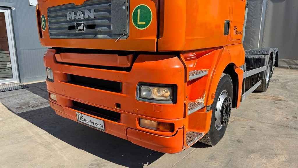 MAN TGA 26.460 6X2 chassis - lifitng axle - Camión chasis: foto 2 MAN TGA 26.460 6X2 chassis - lifitng axle - Camión chasis: foto 2