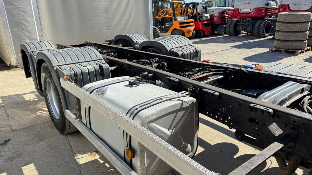 MAN TGA 26.460 6X2 chassis - lifitng axle - Camión chasis: foto 4 MAN TGA 26.460 6X2 chassis - lifitng axle - Camión chasis: foto 4
