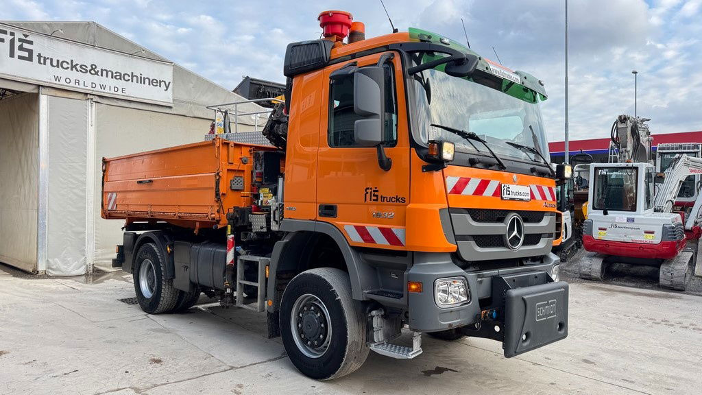Mercedes-Benz Actros 1832 AK tipper 4x4 - crane Fassi 9.2M - remote control - Camión volquete: foto 4 Mercedes-Benz Actros 1832 AK tipper 4x4 - crane Fassi 9.2M - remote control - Camión volquete: foto 4