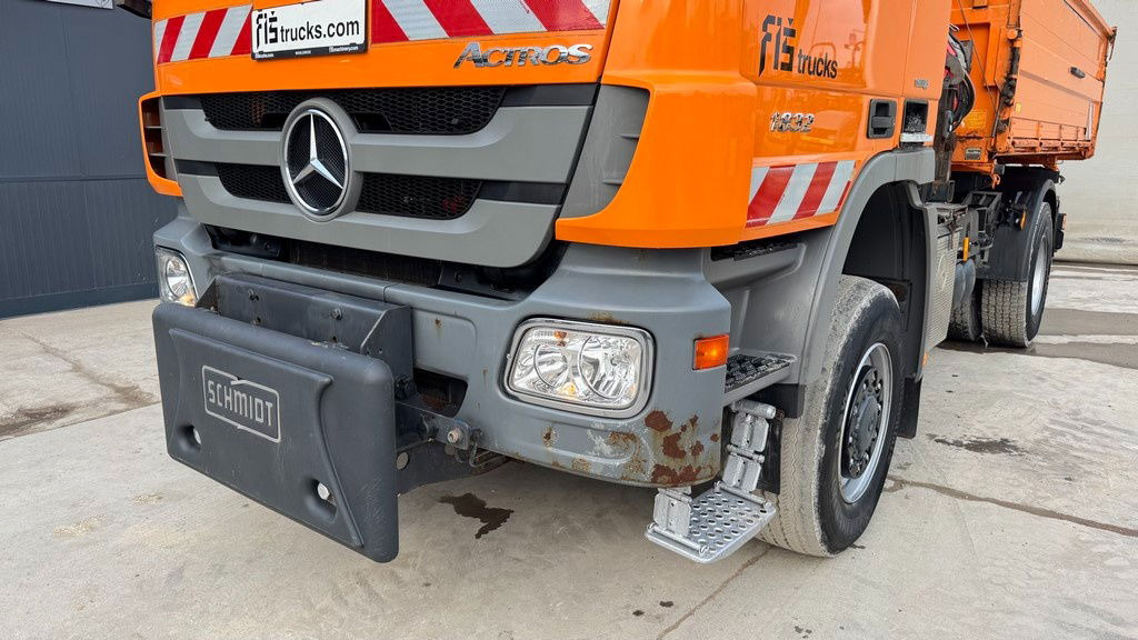 Mercedes-Benz Actros 1832 AK tipper 4x4 - crane Fassi 9.2M - remote control - Camión volquete: foto 2 Mercedes-Benz Actros 1832 AK tipper 4x4 - crane Fassi 9.2M - remote control - Camión volquete: foto 2