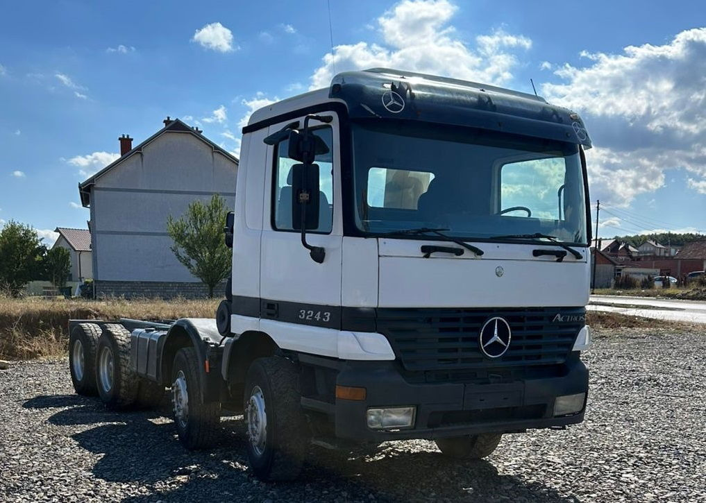 Mercedes-Benz Actros 3243 8x4 chassis - Camión chasis: foto 3 Mercedes-Benz Actros 3243 8x4 chassis - Camión chasis: foto 3