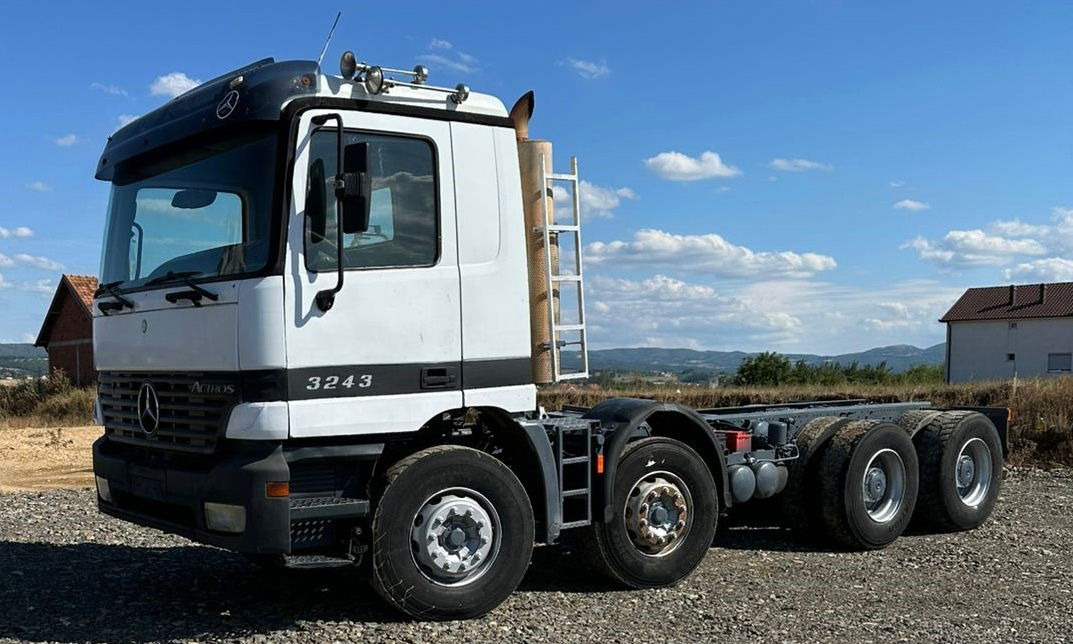 Mercedes-Benz Actros 3243 8x4 chassis - Camión chasis: foto 1 Mercedes-Benz Actros 3243 8x4 chassis - Camión chasis: foto 1