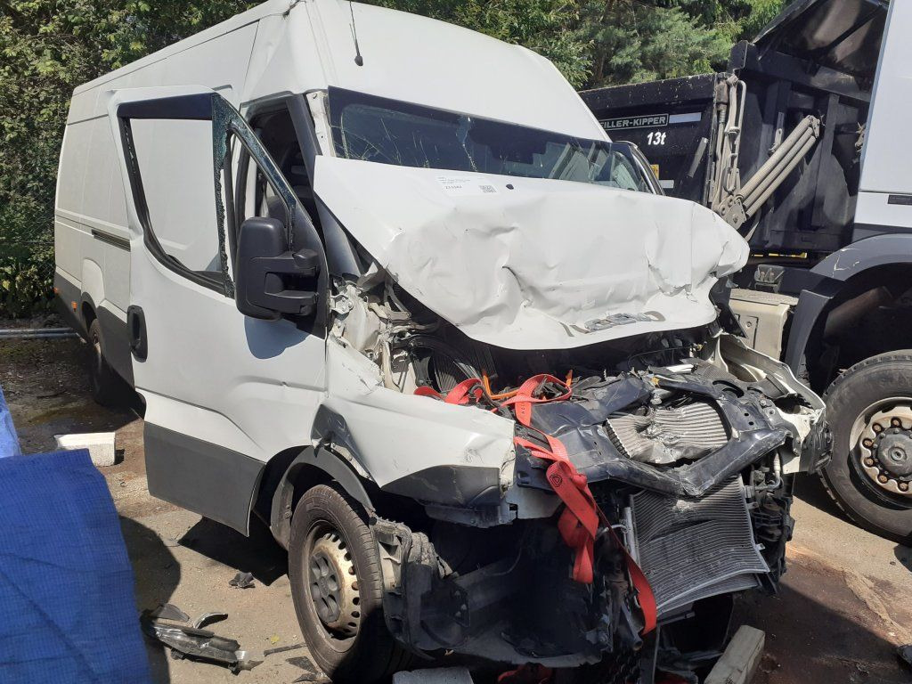 Iveco Daily 35S16 maxi Damaged - Furgón: foto 1 Iveco Daily 35S16 maxi Damaged - Furgón: foto 1