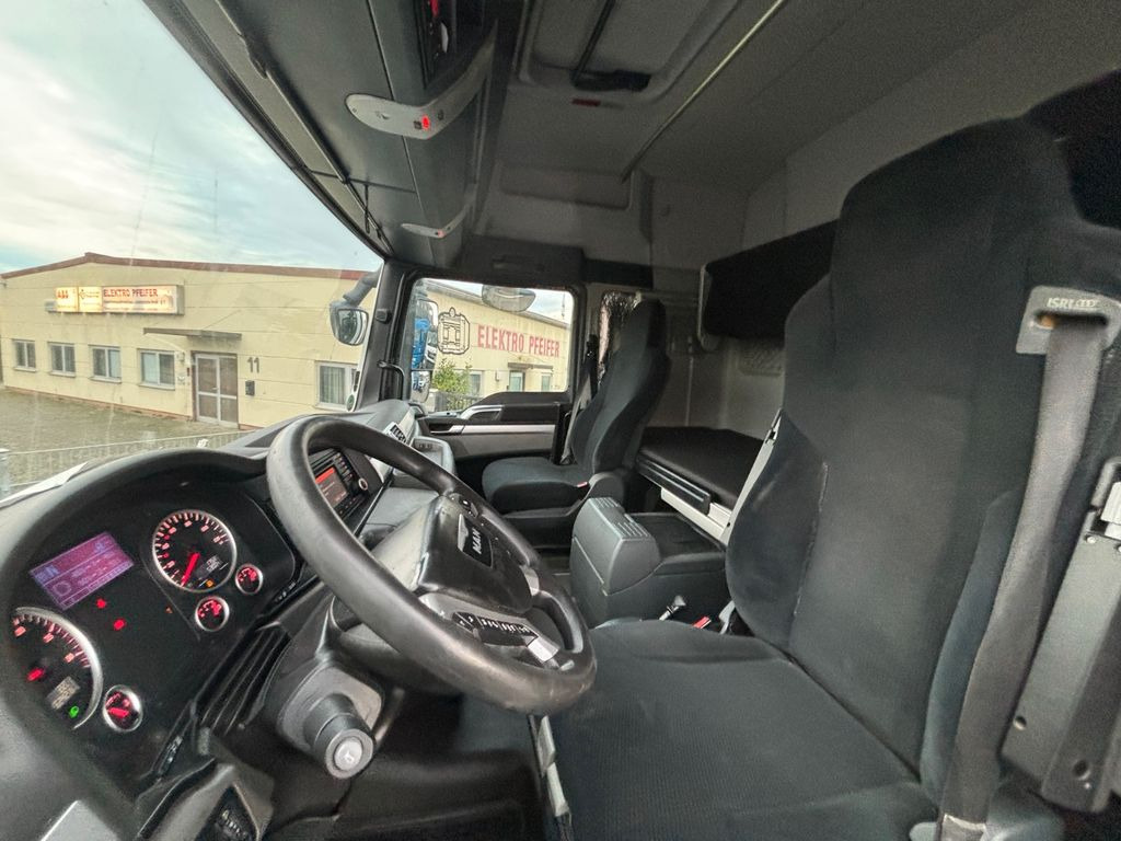 Foto del interior 1: Cabeza tractora MAN TGX 18.440 480 Retarder/NAVI/2 Tanks/Standheiz MAN TGX 18.440 480 Retarder/NAVI/2 Tanks/Standheiz