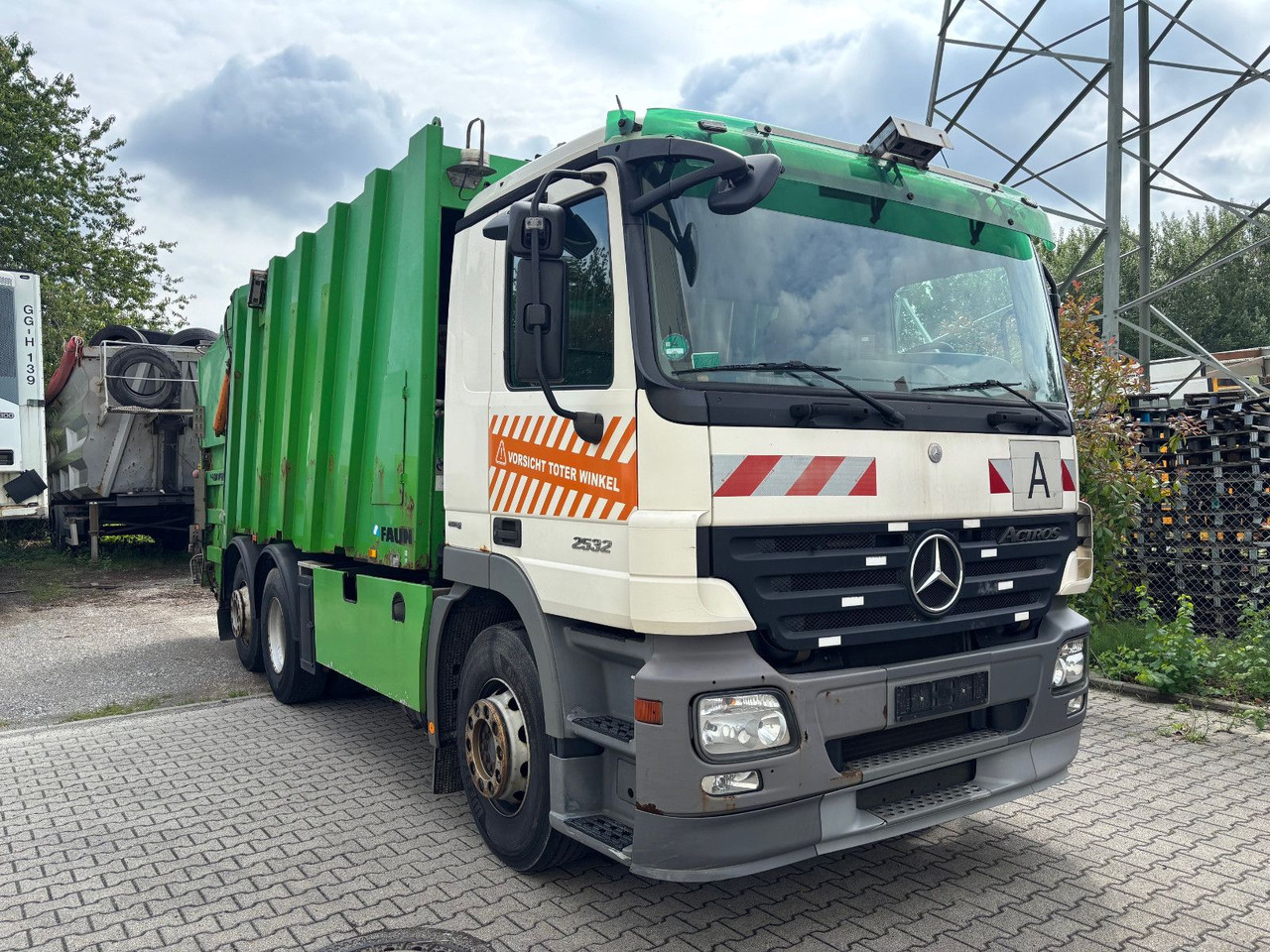 Mercedes-Benz 2532L EU5/Zöller Schüttung/VarioPress/Blatt-Luft - Camión de basura: foto 1 Mercedes-Benz 2532L EU5/Zöller Schüttung/VarioPress/Blatt-Luft - Camión de basura: foto 1