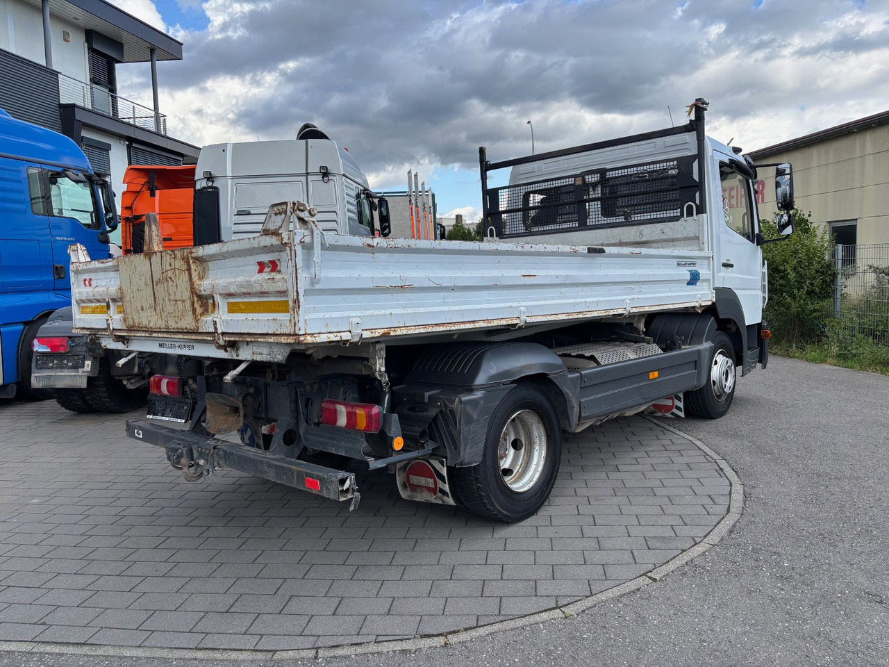 Mercedes-Benz 821 Meiller Kipper/Klima/Tempomat/Spur/Blatt - Camión volquete: foto 4 Mercedes-Benz 821 Meiller Kipper/Klima/Tempomat/Spur/Blatt - Camión volquete: foto 4