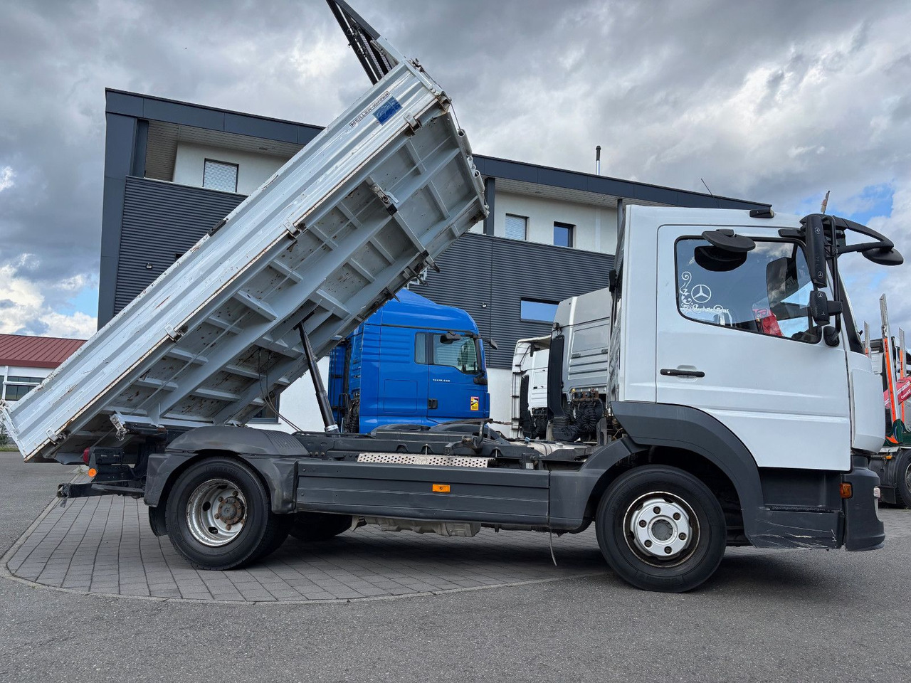 Mercedes-Benz 821 Meiller Kipper/Klima/Tempomat/Spur/Blatt - Camión volquete: foto 1 Mercedes-Benz 821 Meiller Kipper/Klima/Tempomat/Spur/Blatt - Camión volquete: foto 1
