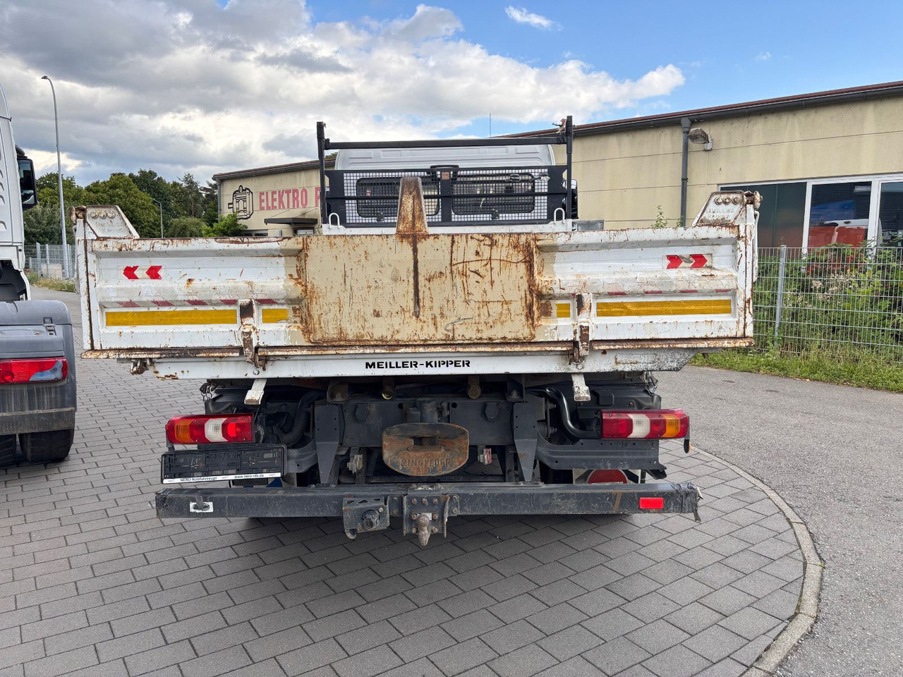 Mercedes-Benz 821 Meiller Kipper/Klima/Tempomat/Spur/Blatt - Camión volquete: foto 5 Mercedes-Benz 821 Meiller Kipper/Klima/Tempomat/Spur/Blatt - Camión volquete: foto 5