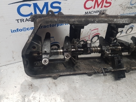Claas Arion 640 Axion A09, A19, A30, A31 Engine Rocker Arm Housing 0011376510 - Motor y piezas para Tractor: foto 2 Claas Arion 640 Axion A09, A19, A30, A31 Engine Rocker Arm Housing 0011376510 - Motor y piezas para Tractor: foto 2
