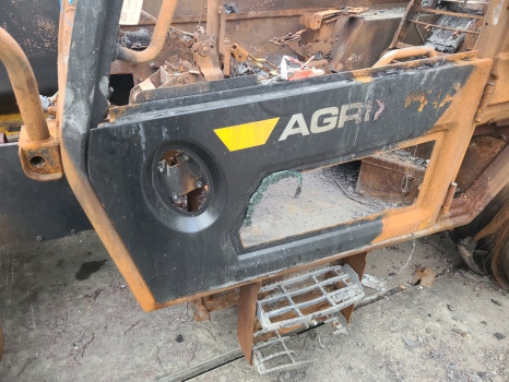 Jcb 542-70 Ag Cab door frame lower 402/s3035 - Puerta y piezas: foto 2 Jcb 542-70 Ag Cab door frame lower 402/s3035 - Puerta y piezas: foto 2