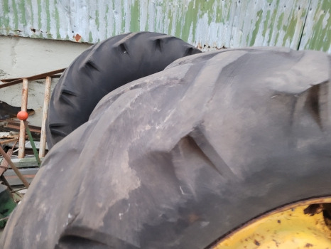 John Deere 2130 Rear Wheel Rim And Tyre 16.9/14-30, R30, At30619 - Rueda completa: foto 1 John Deere 2130 Rear Wheel Rim And Tyre 16.9/14-30, R30, At30619 - Rueda completa: foto 1