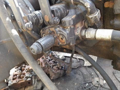 Massey Ferguson 6160, Fiaf F Valtra 6400 Hydraulic Lift Control Valve V31287110 - Hidráulica: foto 1 Massey Ferguson 6160, Fiaf F Valtra 6400 Hydraulic Lift Control Valve V31287110 - Hidráulica: foto 1