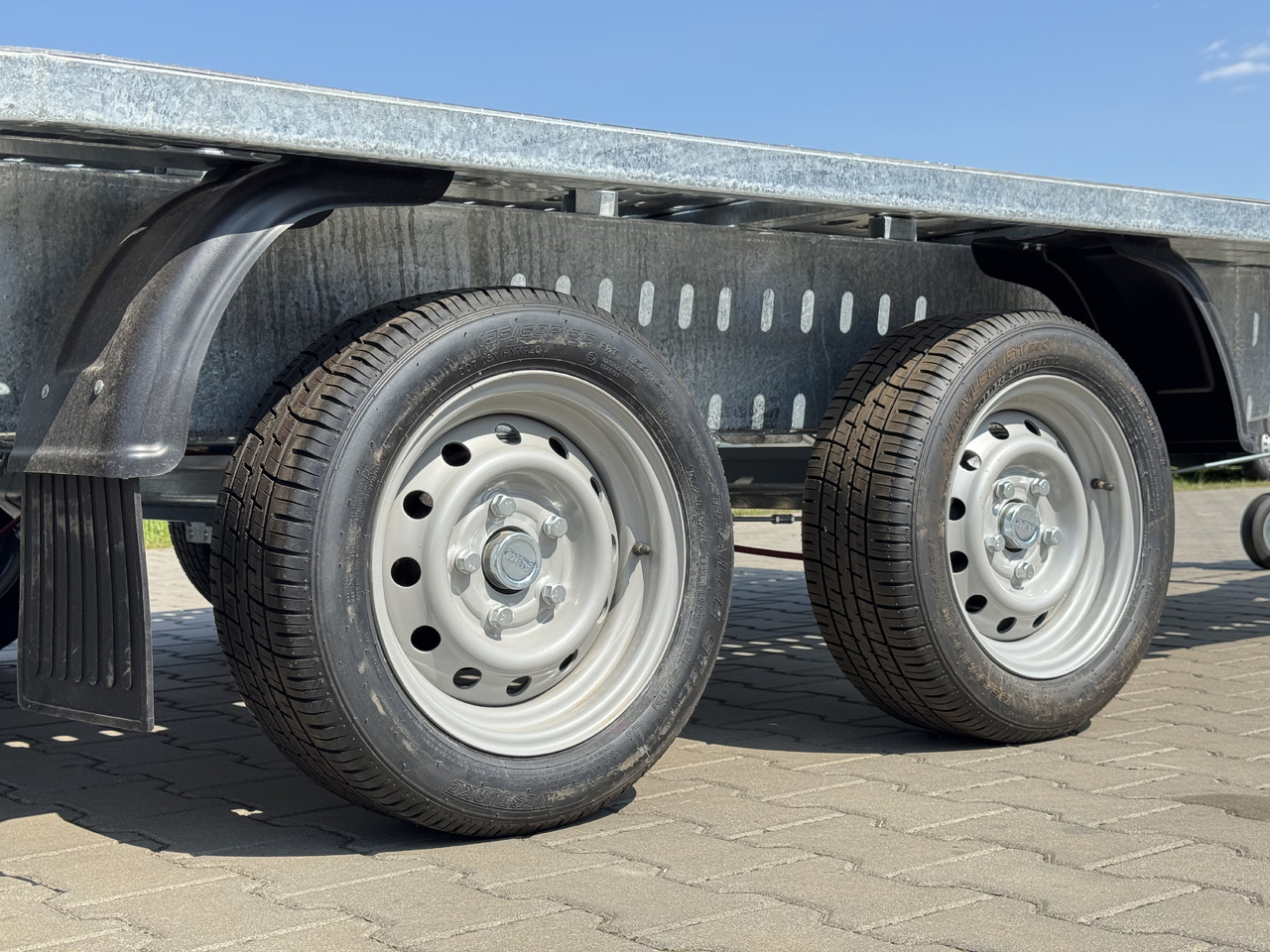 NIEWIADÓW Jupiter 4.5  -  450 x 210 cm / 2700 kg - Remolque portavehículos: foto 3 NIEWIADÓW Jupiter 4.5  -  450 x 210 cm / 2700 kg - Remolque portavehículos: foto 3