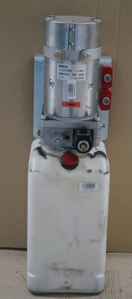 Jungheinrich 51003726 | Pumpmotor with tank 24V 3KW Mahle 11216804 for EKS110 ye Pumpmotor with tank 24V 3KW Mahle 11216804 for EKS110 year 2016 - Bomba hidráulica para Equipo de manutención: foto 1 Jungheinrich 51003726 | Pumpmotor with tank 24V 3KW Mahle 11216804 for EKS110 ye Pumpmotor with tank 24V 3KW Mahle 11216804 for EKS110 year 2016 - Bomba hidráulica para Equipo de manutención: foto 1