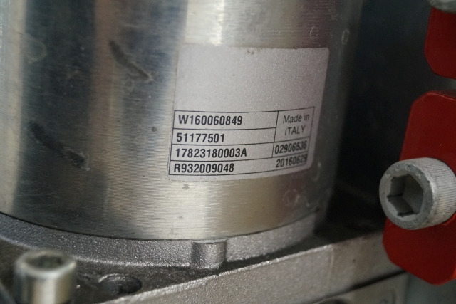 Jungheinrich 51003726 | Pumpmotor with tank 24V 3KW Mahle 11216804 for EKS110 ye Pumpmotor with tank 24V 3KW Mahle 11216804 for EKS110 year 2016 - Bomba hidráulica para Equipo de manutención: foto 2 Jungheinrich 51003726 | Pumpmotor with tank 24V 3KW Mahle 11216804 for EKS110 ye Pumpmotor with tank 24V 3KW Mahle 11216804 for EKS110 year 2016 - Bomba hidráulica para Equipo de manutención: foto 2