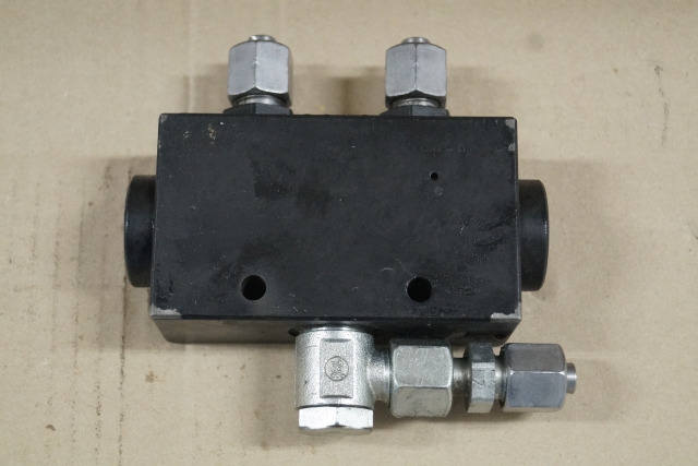 Unknown 100747314 | Valve block 1 in 2 out MSE forks 44033524 RE0100049 Valve block 1 in 2 out MSE forks 44033524 RE0100049 - Válvula hidráulica para Equipo de manutención: foto 2 Unknown 100747314 | Valve block 1 in 2 out MSE forks 44033524 RE0100049 Valve block 1 in 2 out MSE forks 44033524 RE0100049 - Válvula hidráulica para Equipo de manutención: foto 2