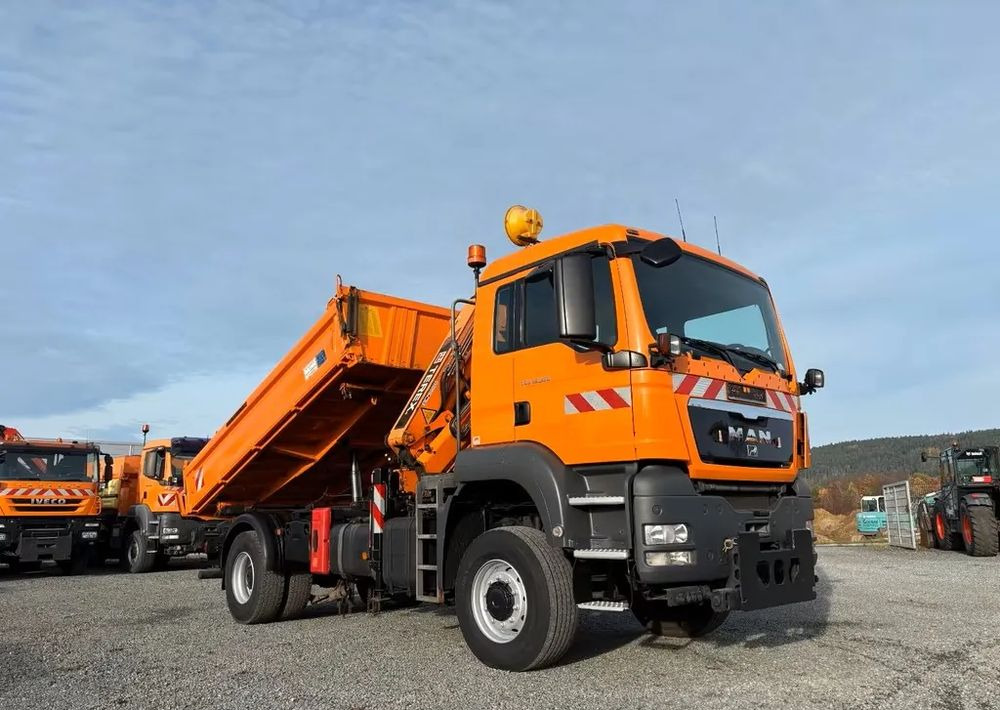 MAN TGS 18.320/ 4x4 / Euro4 /Wywrotka trójstronna Meiller +Kran Atlas TLC 82.2 +sterowanie radiowe – Przystosowany do pracy zimą — odśnieżanie, posypywanie, pług - Camión volquete: foto 1 MAN TGS 18.320/ 4x4 / Euro4 /Wywrotka trójstronna Meiller +Kran Atlas TLC 82.2 +sterowanie radiowe – Przystosowany do pracy zimą — odśnieżanie, posypywanie, pług - Camión volquete: foto 1