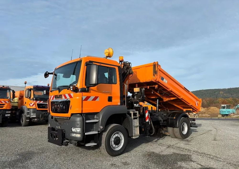 MAN TGS 18.320/ 4x4 / Euro4 /Wywrotka trójstronna Meiller +Kran Atlas TLC 82.2 +sterowanie radiowe – Przystosowany do pracy zimą — odśnieżanie, posypywanie, pług - Camión volquete: foto 2 MAN TGS 18.320/ 4x4 / Euro4 /Wywrotka trójstronna Meiller +Kran Atlas TLC 82.2 +sterowanie radiowe – Przystosowany do pracy zimą — odśnieżanie, posypywanie, pług - Camión volquete: foto 2