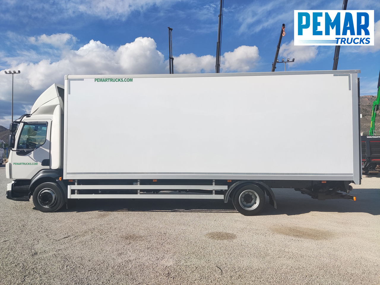 Camión caja cerrada VOLVO FL 210 12T CAJA CERRADA: foto 8