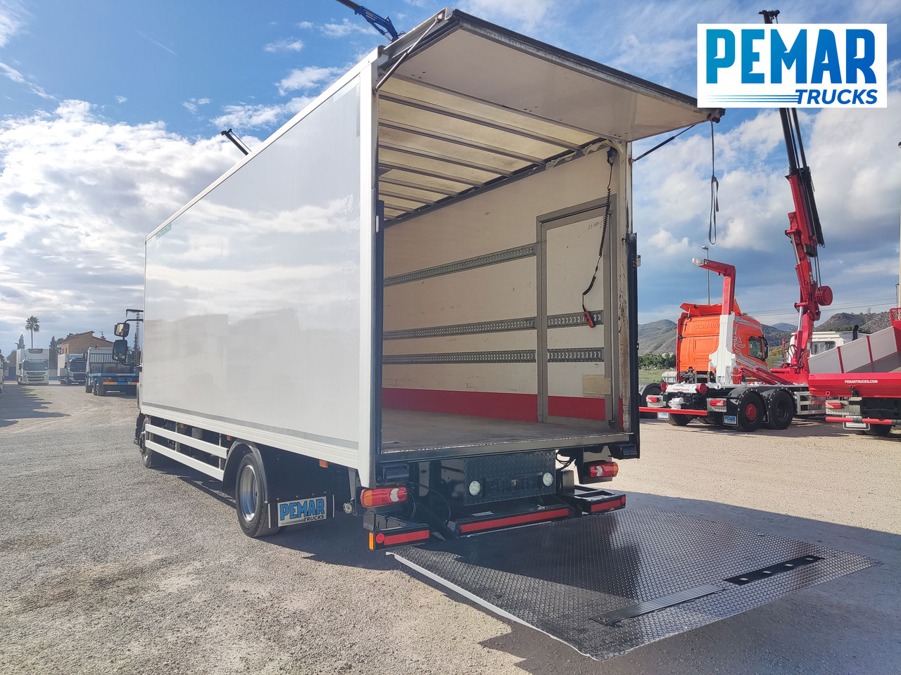 Camión caja cerrada VOLVO FL 210 12T CAJA CERRADA: foto 21
