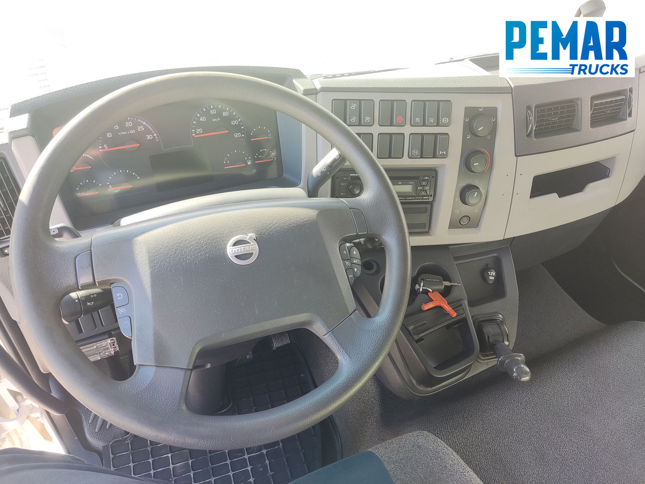 Camión caja cerrada VOLVO FL 210 12T CAJA CERRADA: foto 16