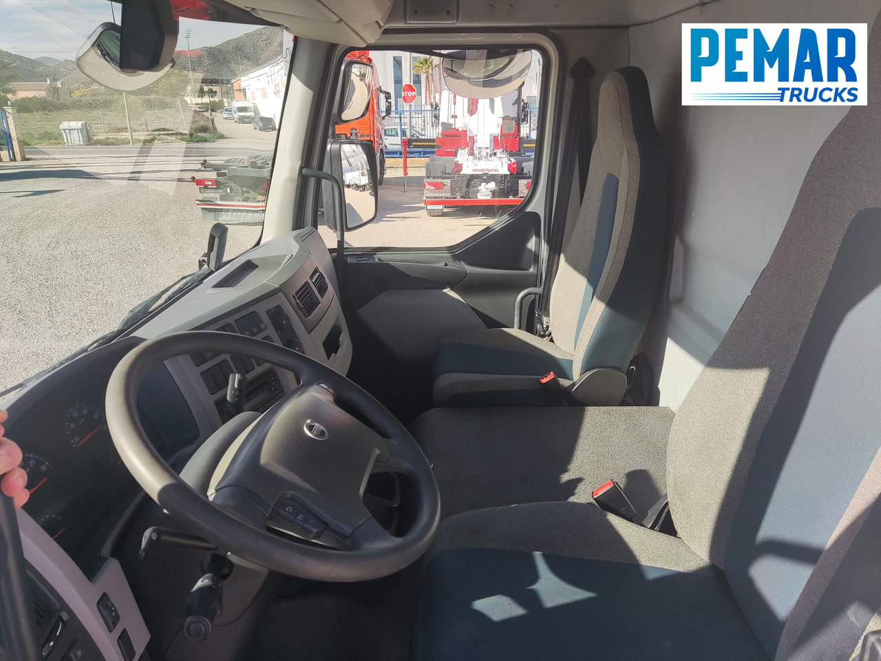 Camión caja cerrada VOLVO FL 210 12T CAJA CERRADA: foto 12