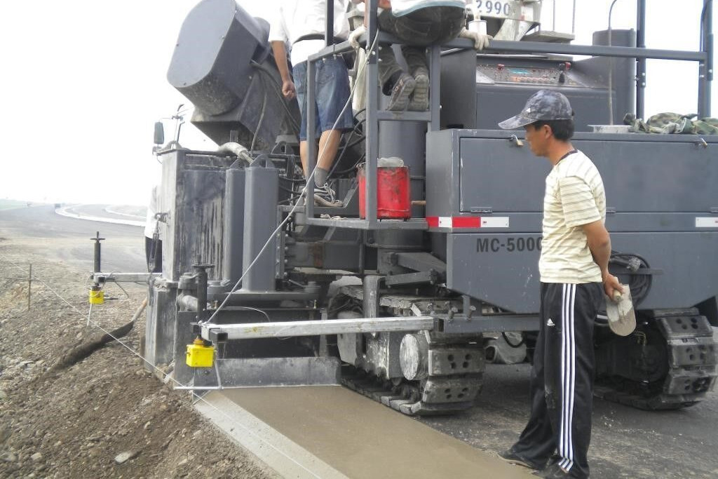 Kinglink MC5000 Concrete slipform paver for road ditch and gutter - Extendedora de encofrado deslizante: foto 2 Kinglink MC5000 Concrete slipform paver for road ditch and gutter - Extendedora de encofrado deslizante: foto 2