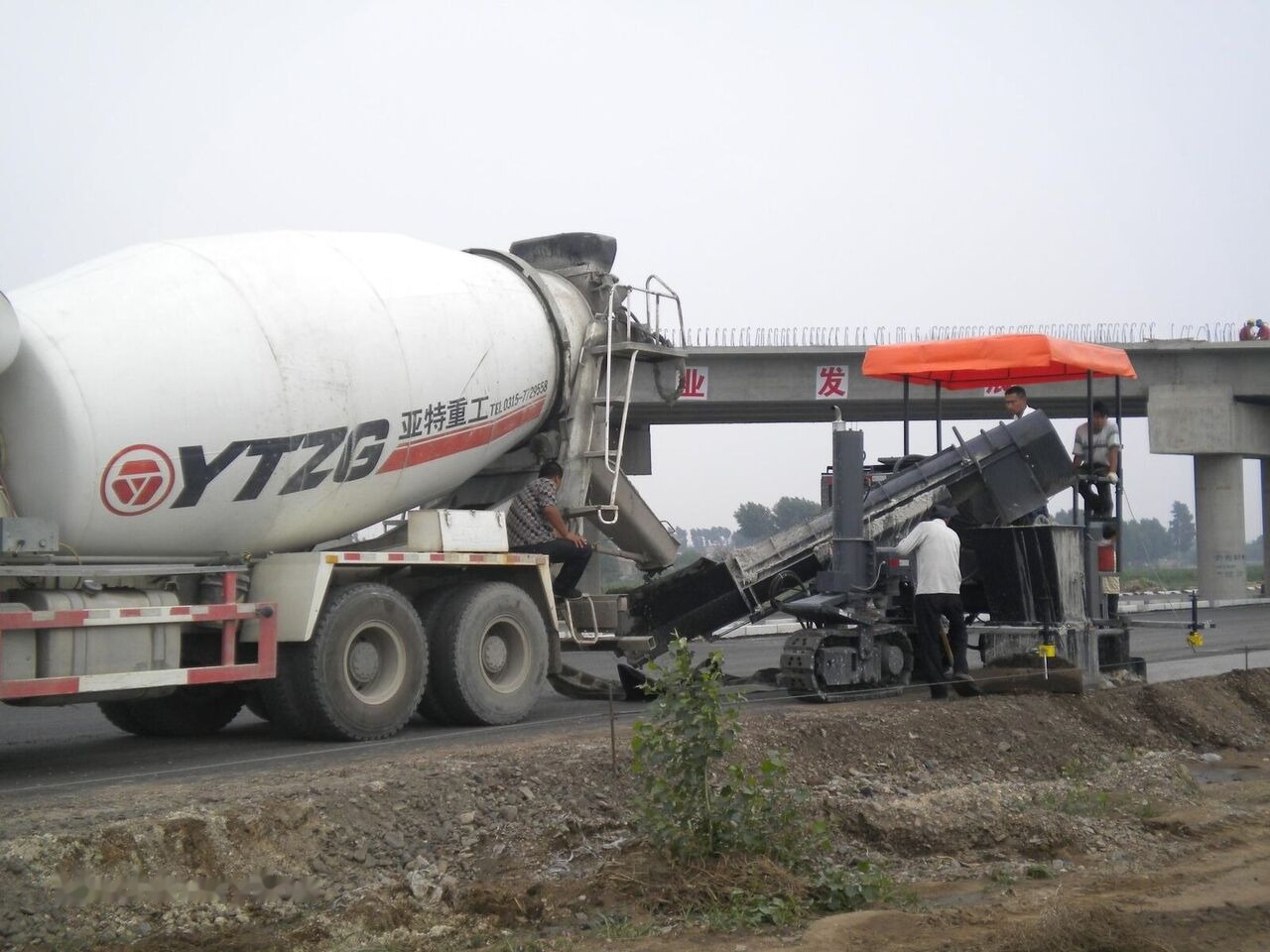 Kinglink MC5000 Concrete slipform paver for road ditch and gutter - Extendedora de encofrado deslizante: foto 4 Kinglink MC5000 Concrete slipform paver for road ditch and gutter - Extendedora de encofrado deslizante: foto 4