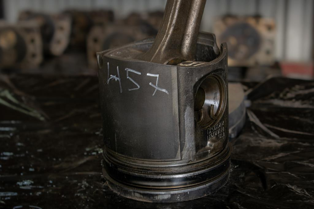 MERCEDES-BENZ AXOR PISTON WITH CONNECTING ROD FOR ENGINE CODE OM 457 - Biela para Camión: foto 3 MERCEDES-BENZ AXOR PISTON WITH CONNECTING ROD FOR ENGINE CODE OM 457 - Biela para Camión: foto 3