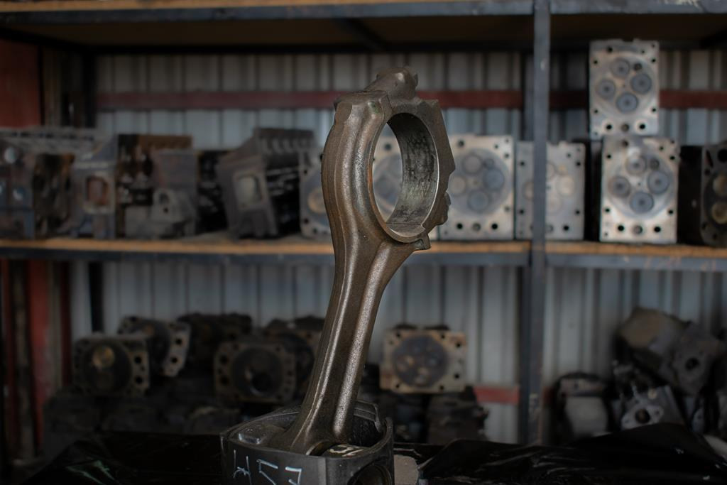 MERCEDES-BENZ AXOR PISTON WITH CONNECTING ROD FOR ENGINE CODE OM 457 - Biela para Camión: foto 1 MERCEDES-BENZ AXOR PISTON WITH CONNECTING ROD FOR ENGINE CODE OM 457 - Biela para Camión: foto 1